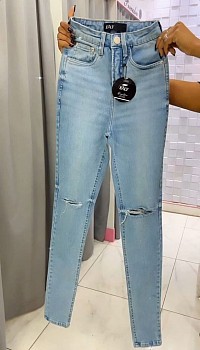 Vendor 2: Dércio Cossa 👖 Classic Blue Jeans – 400 MZN Timeless and versatile, these jeans are made from durable denim with a comfortable fit. Perfect for everyday wear, they pair well with any top and never go out of style.